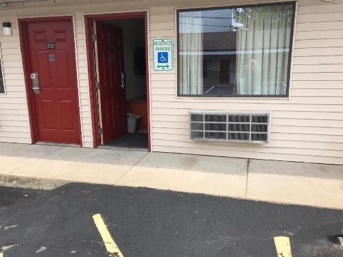 Budget Inn Williamsville image 43