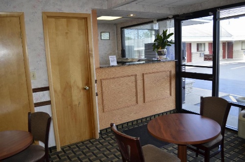 Budget Inn Williamsville image 5
