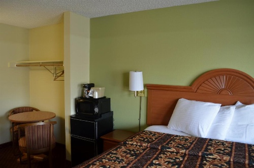 Budget Inn Williamsville image 8